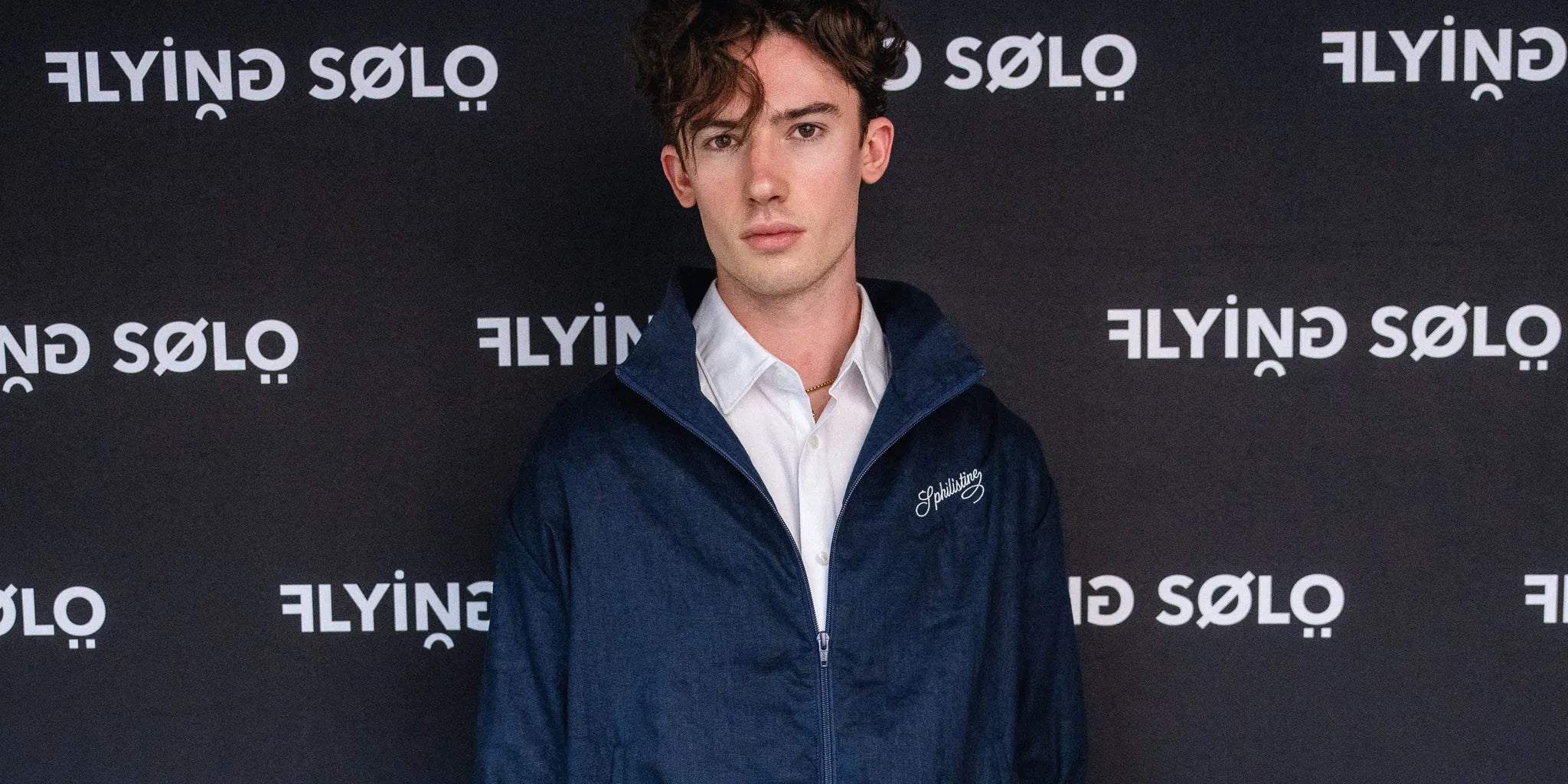 Man wearing a refined casual outfit in a modern city setting